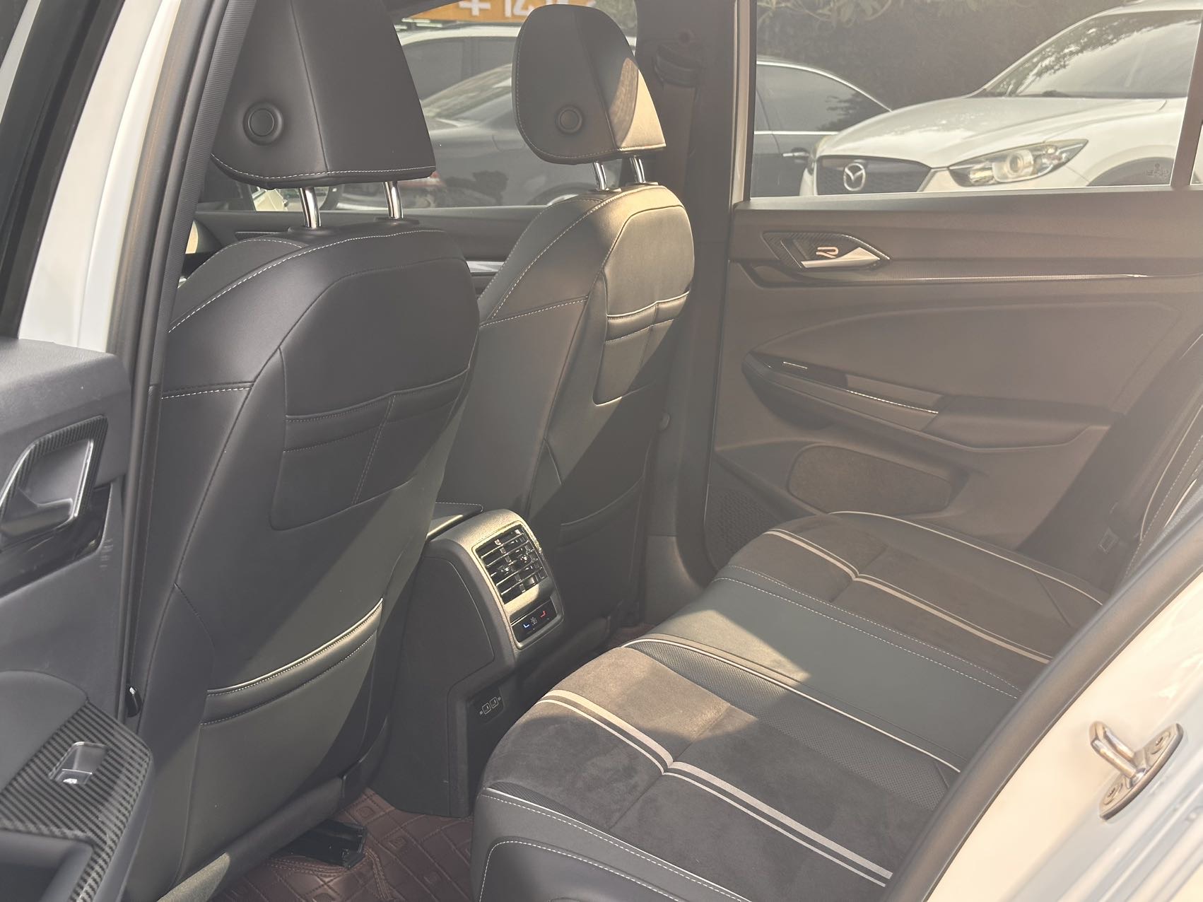 Volkswagen Golf 2023 car image #5
