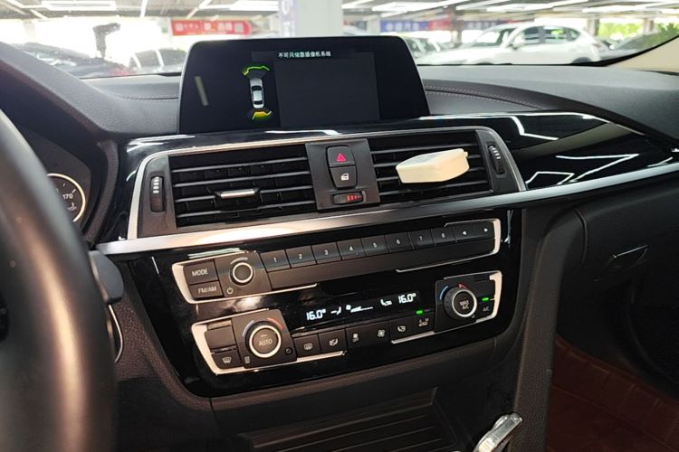 BMW 3 Series 2018 car image #13