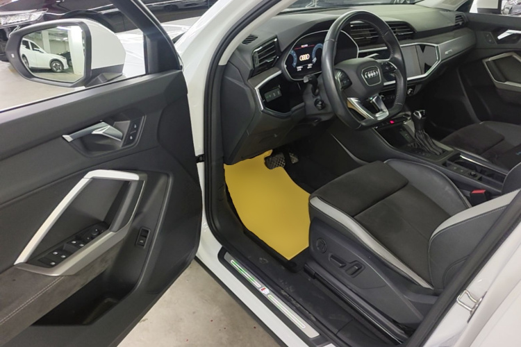 Audi Q3 2020 car image #16