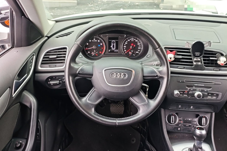 Audi Q3 2018 car image #11