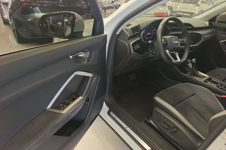 Audi Q3 2020 car image #12