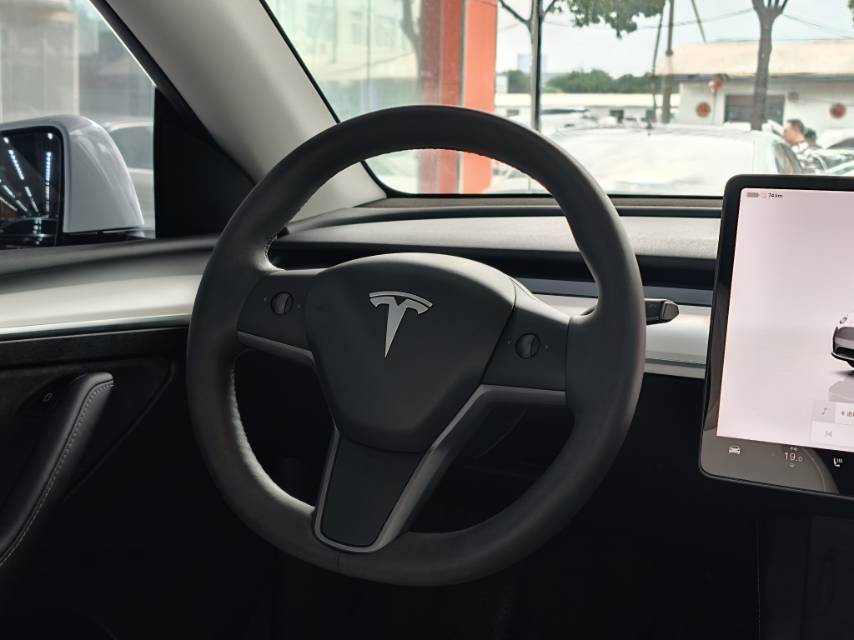 Tesla Model Y 2023 #4 Tesla Model Y 2023 car image #4