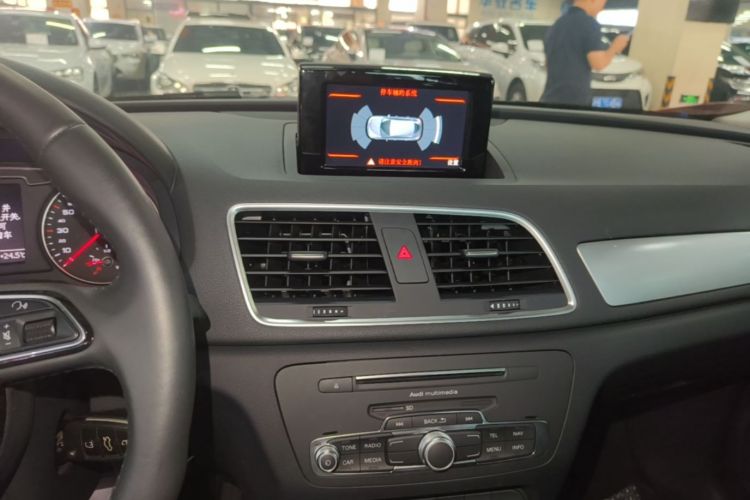 Audi Q3 2017 car image #13