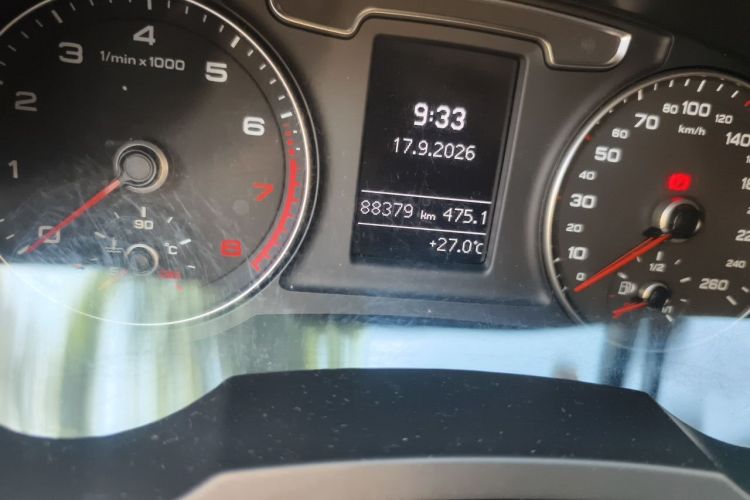 Audi Q3 2018 car image #8