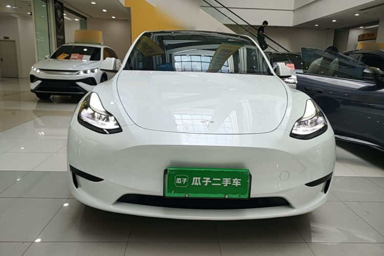 Tesla Model Y 2024 immagine di auto #3