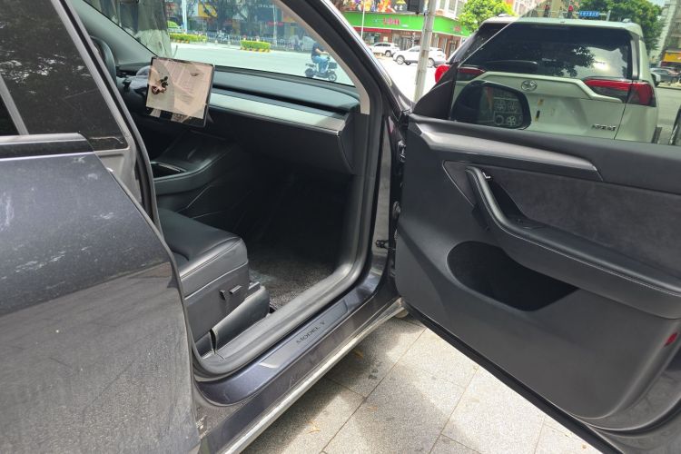Tesla Model Y 2024 car image #21
