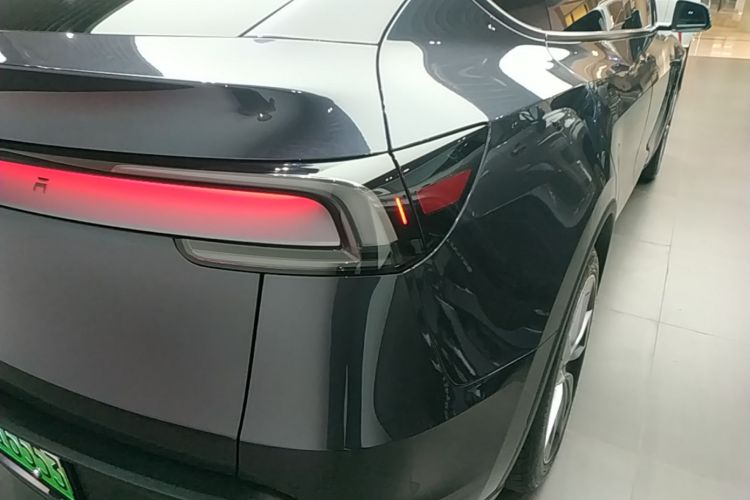 Tesla Model Y 2025 immagine di auto #8