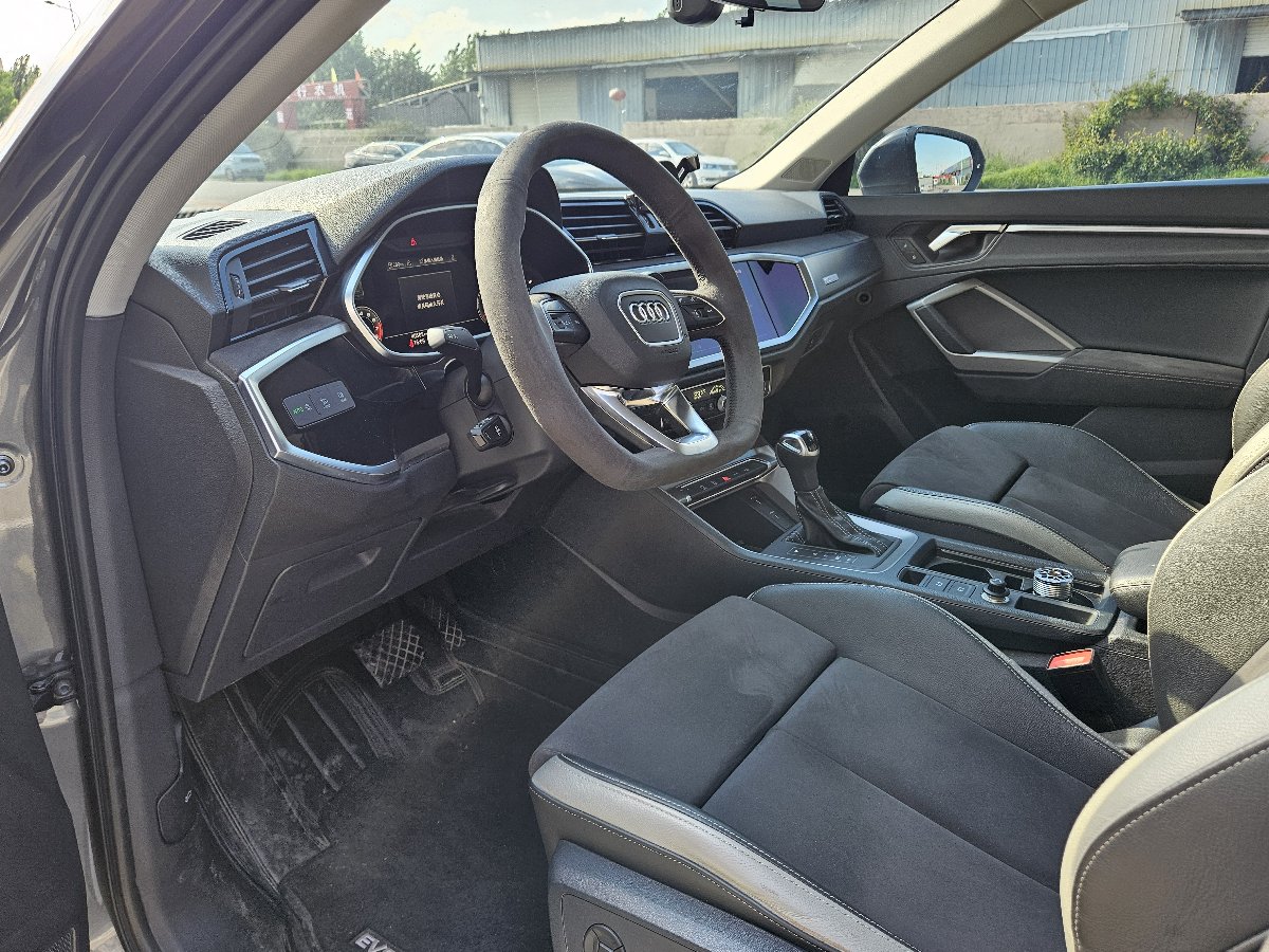 Audi Q3 2022 car image #7