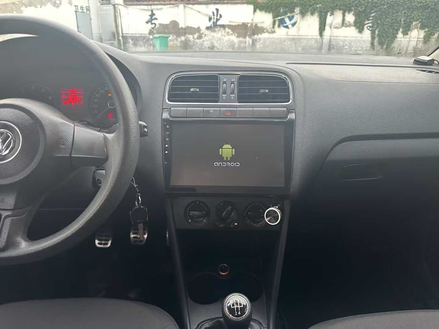 Volkswagen Polo 2012 car image #6