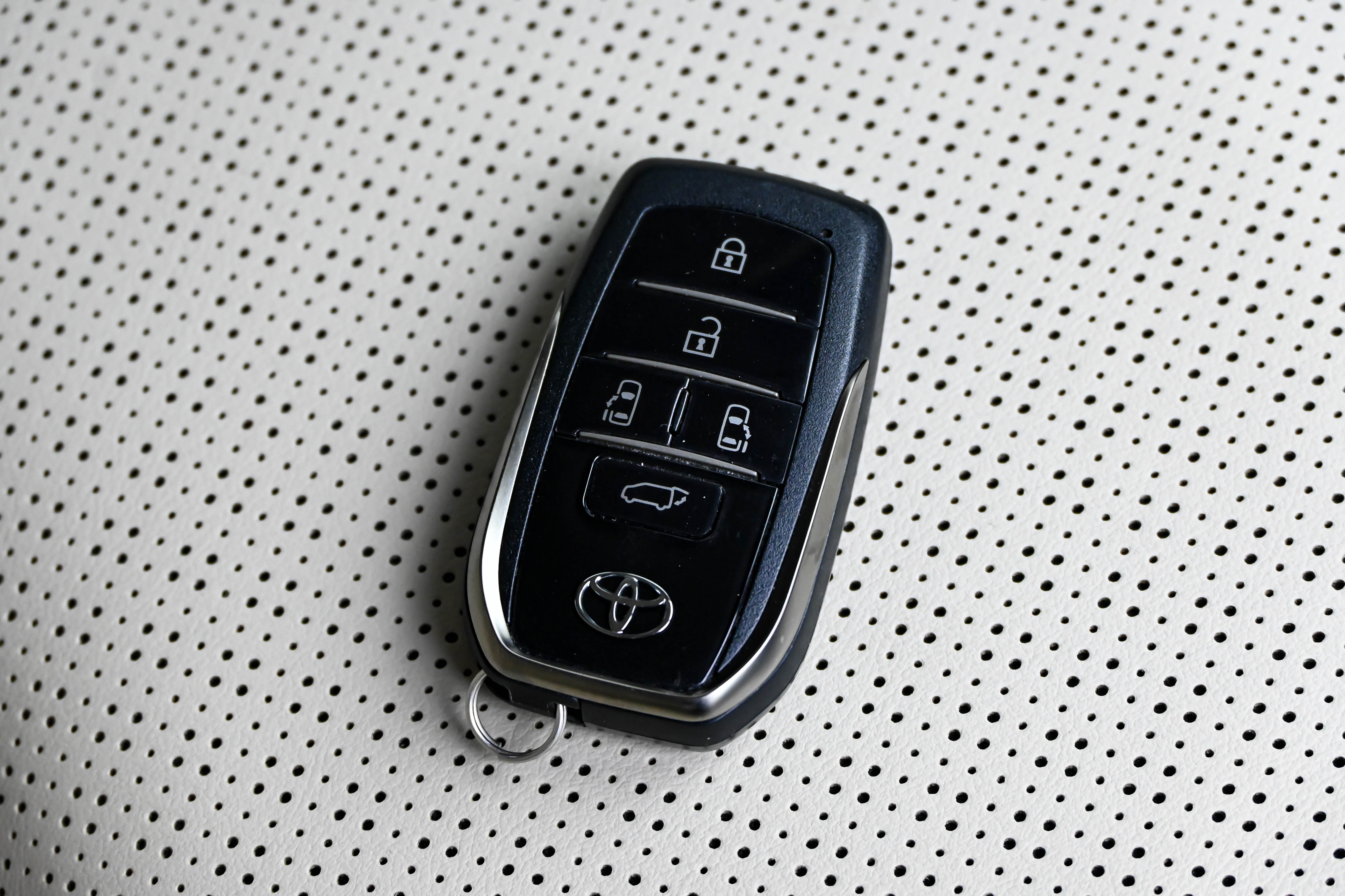 Toyota Vellfire 2026 صورة سيارة #47