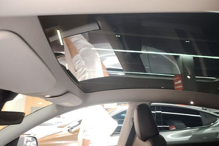 Tesla Model Y 2023 car image #18