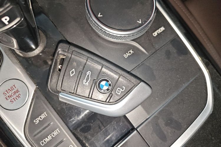 BMW 3 Series 2021 car image #9