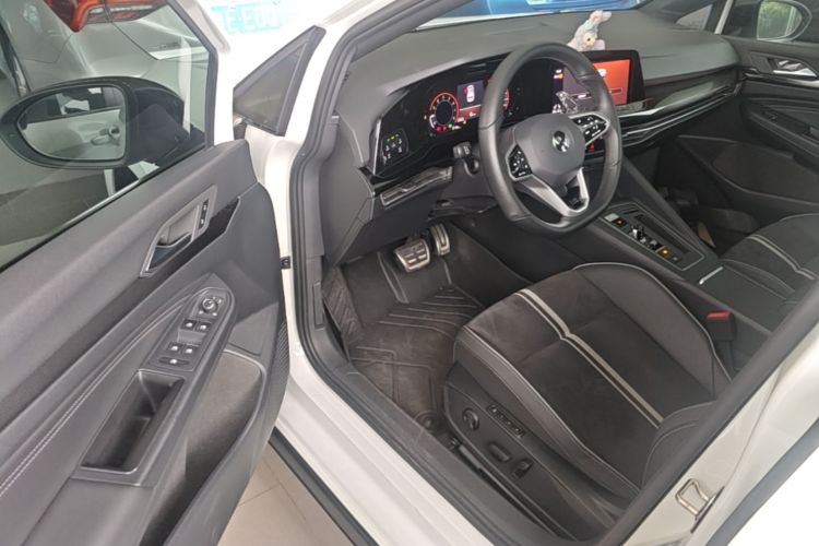 Volkswagen Golf 2021 car image #16
