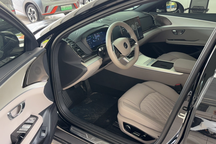 BYD Han 2025 car image #11