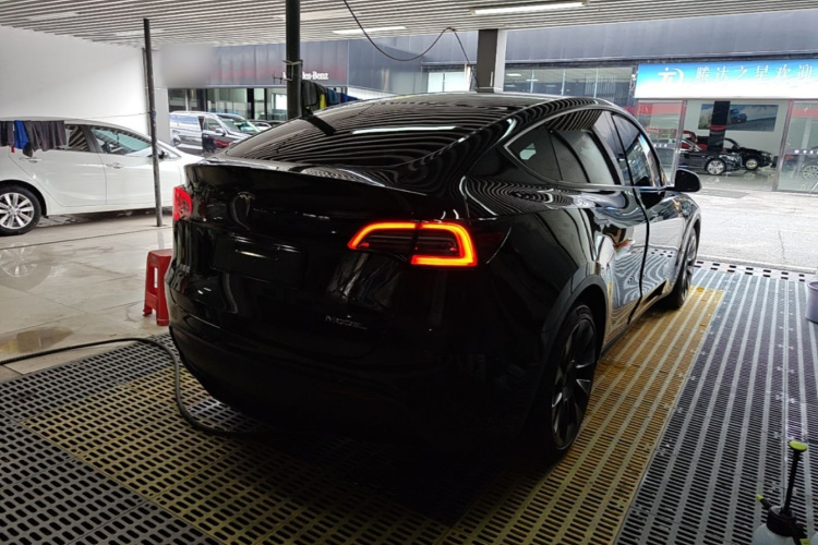 Tesla Model Y 2021 car image #5