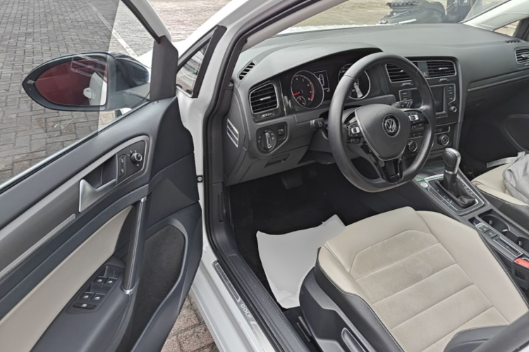 Volkswagen Golf 2017 car image #16