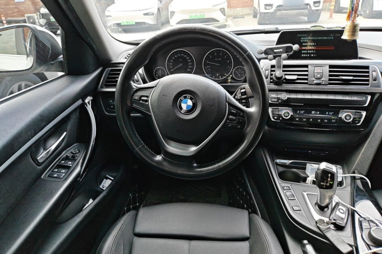 BMW 3 Series 2018 car image #15