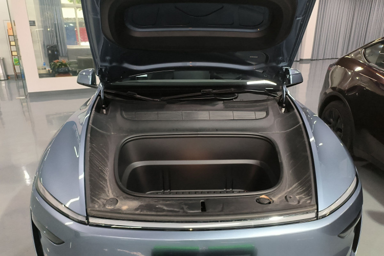 Tesla Model Y 2025 #20 Tesla Model Y 2025 car image #20