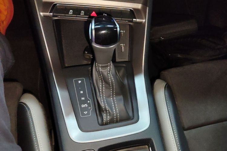 Audi Q3 2020 car image #14