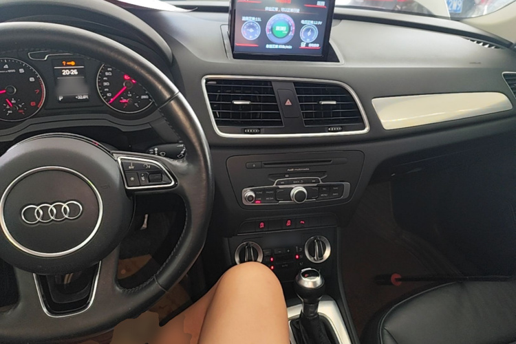 Audi Q3 2016 car image #10
