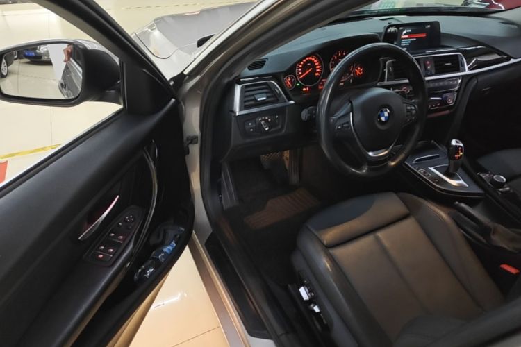BMW 3 Series 2018 car image #16