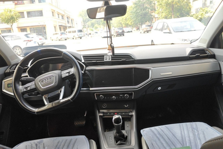 Audi Q3 2023 car image #7