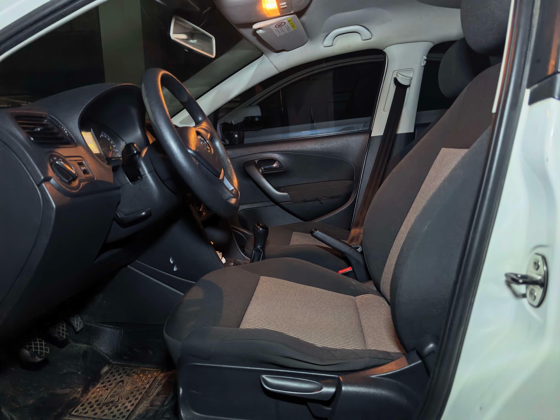 Volkswagen Polo 2015 car image #9