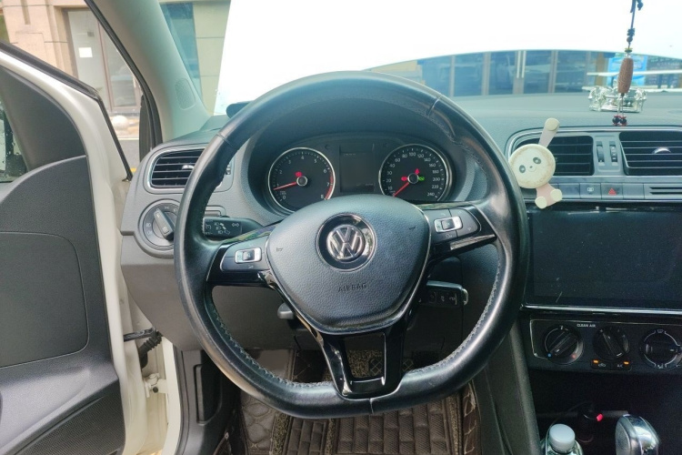 Volkswagen Polo 2017 car image #12