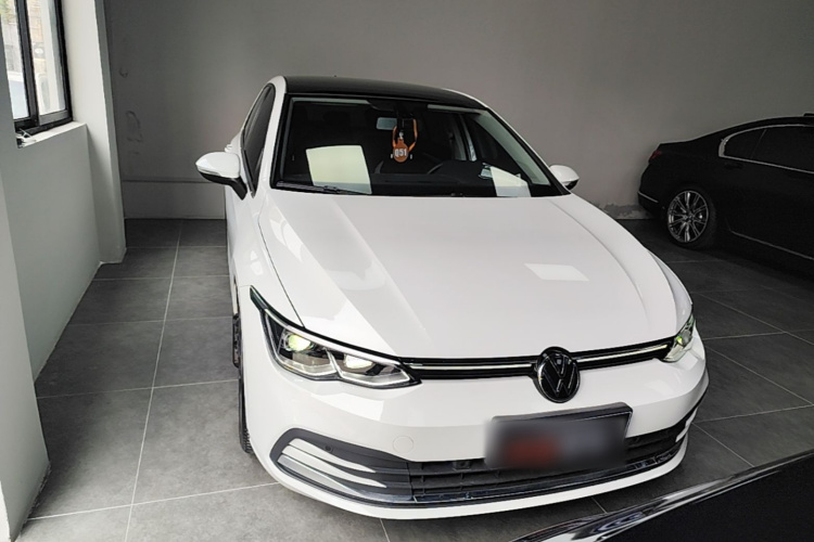 Volkswagen Golf 2024 car image #3