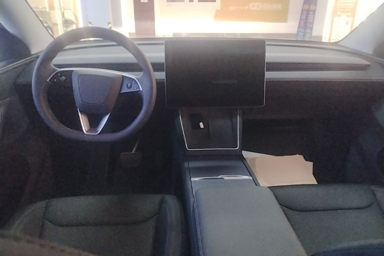 Tesla Model Y 2025 #10 Tesla Model Y 2025 car image #10