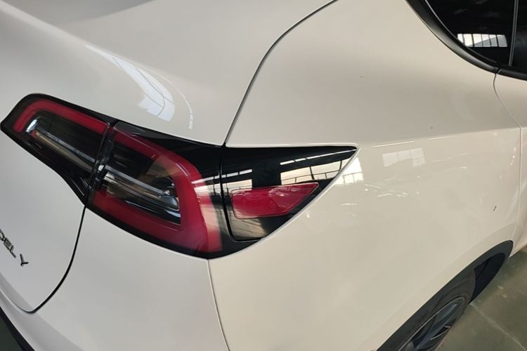 Tesla Model Y 2024 #8 Tesla Model Y 2024 car image #8