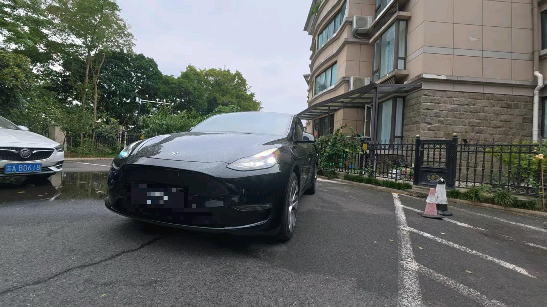 Tesla Model Y 2023 car image 