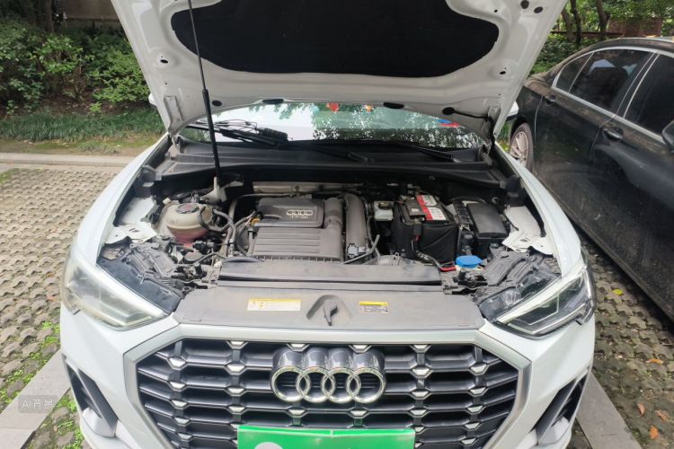 Audi Q3 2019 car image #22