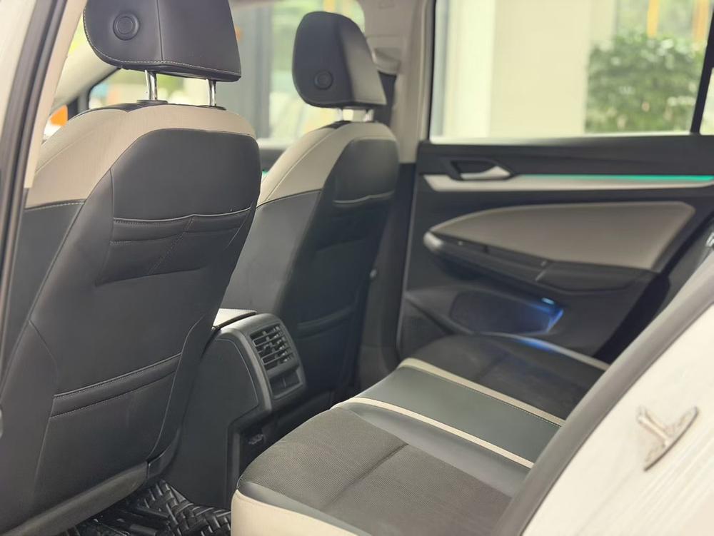 Volkswagen Golf 2023 immagine di auto #11