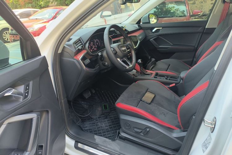 Audi Q3 2019 car image #12