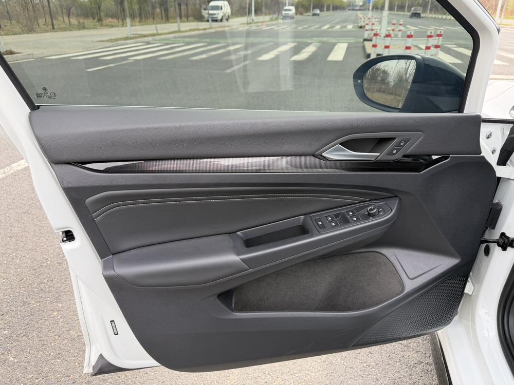Volkswagen Golf 2022 car image #8