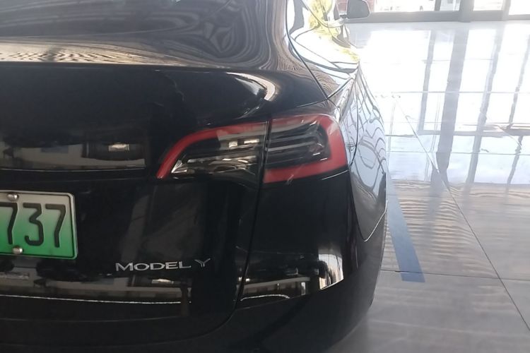 Tesla Model Y 2023 car image #8