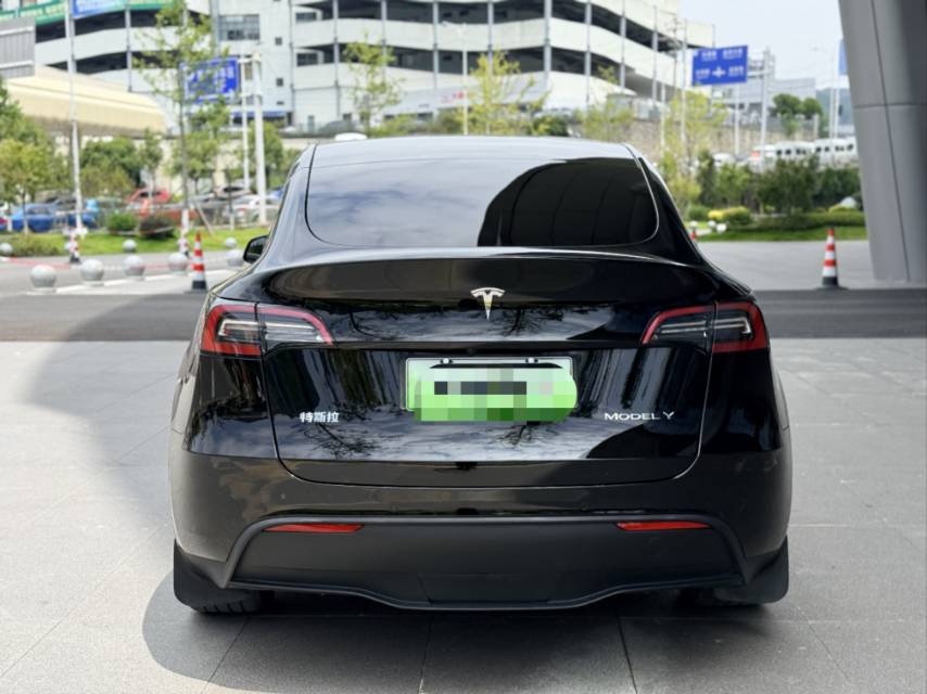 Tesla Model Y 2023 car image #5