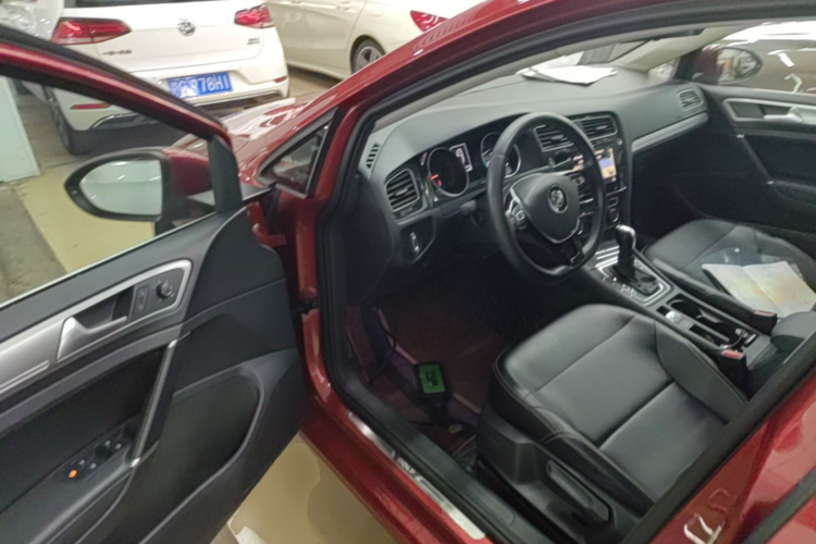 Volkswagen Golf 2020 car image #16