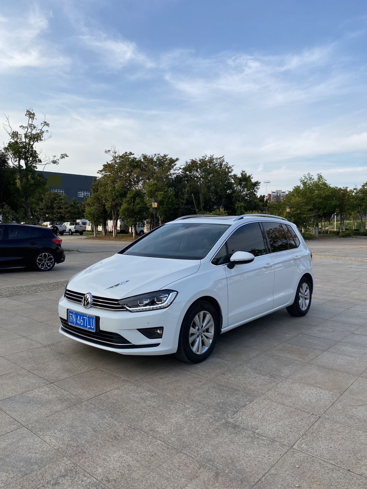 Volkswagen Golf Sportsvan 2017 Volkswagen Golf Sportsvan 2017 car image