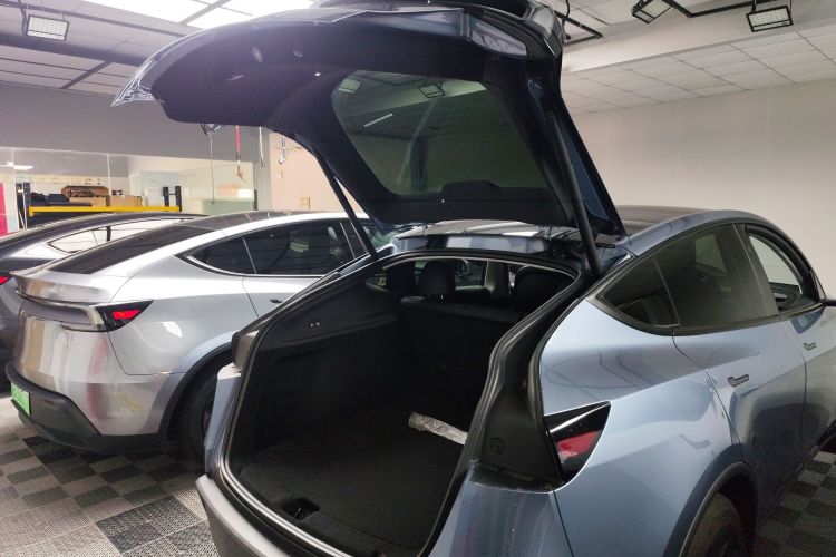 Tesla Model Y 2025 #19 Tesla Model Y 2025 car image #19