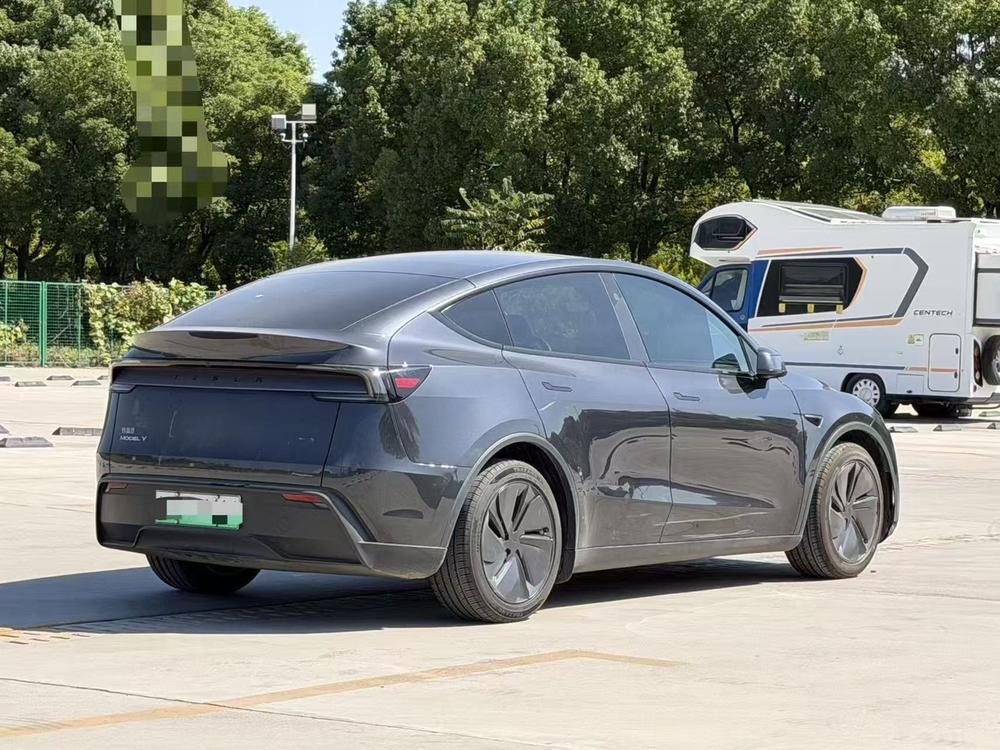 Tesla Model Y 2025 #6 Tesla Model Y 2025 car image #6