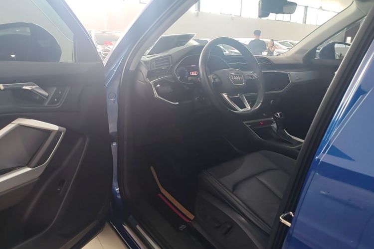 Audi Q3 2019 car image #16