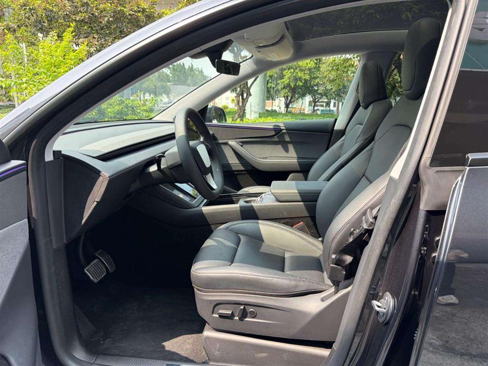 Tesla Model Y 2025 immagine di auto #11