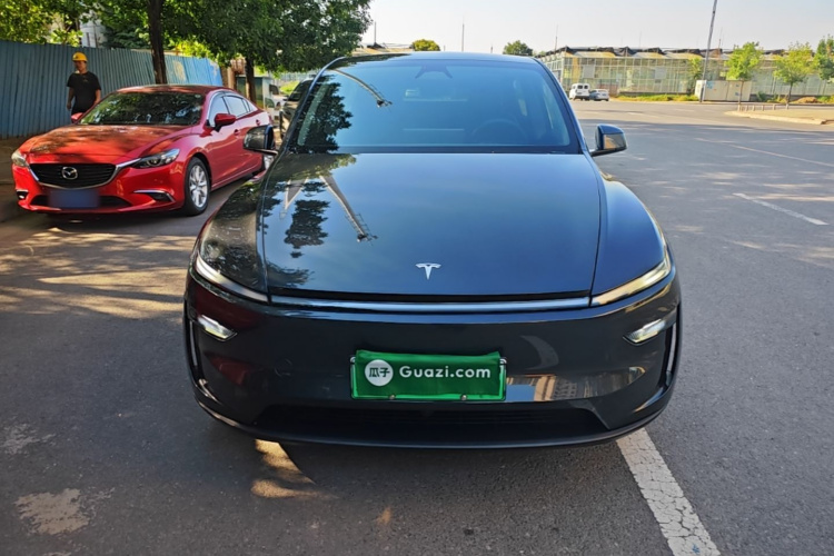 Tesla Model Y 2025 car image #3