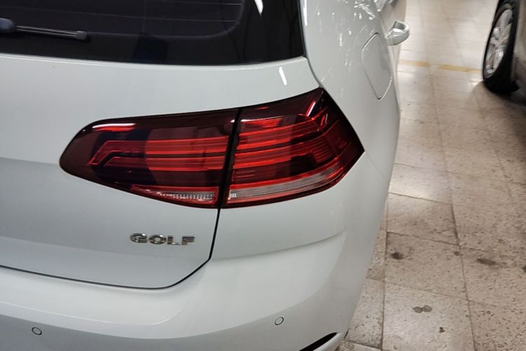 Volkswagen Golf 2018 car image #8