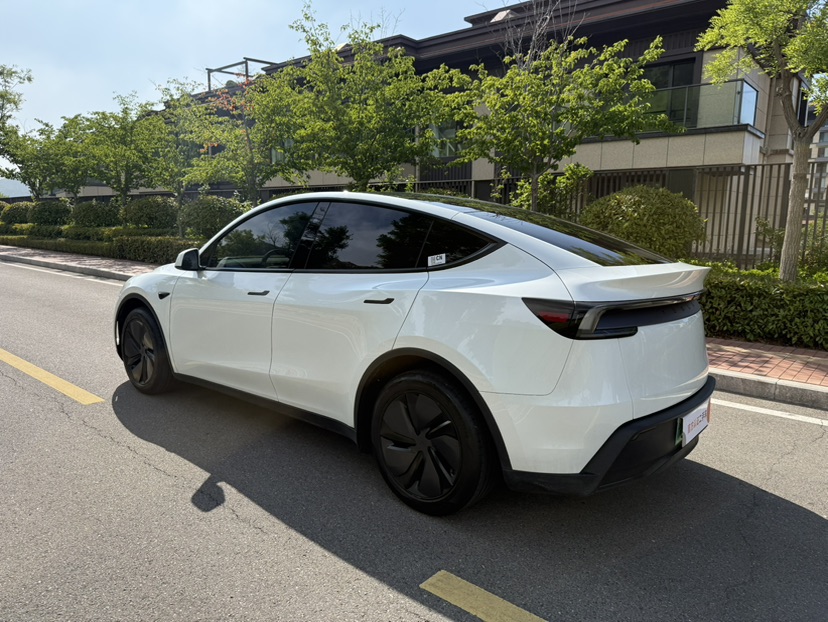 Tesla Model Y 2025 immagine di auto #4