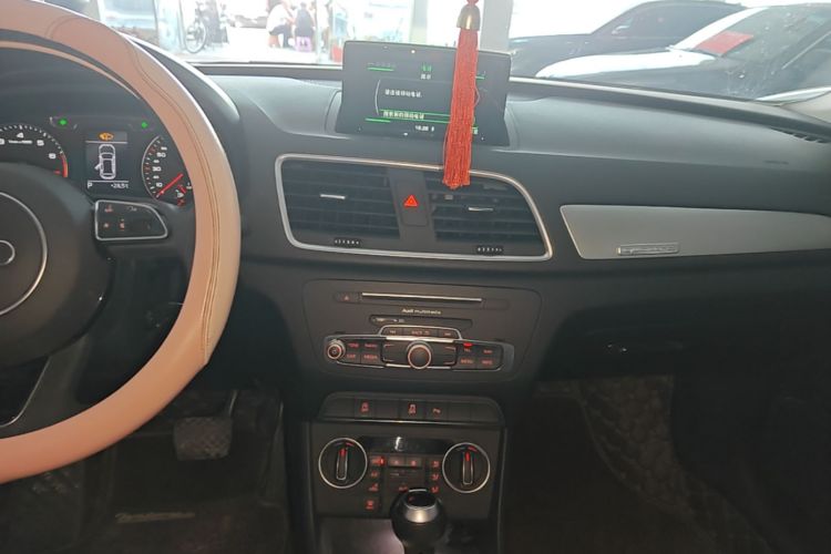 Audi Q3 2019 car image #13
