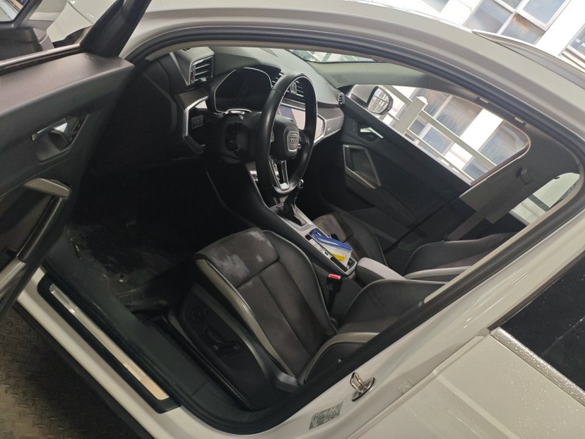 Audi Q3 2023 car image #4