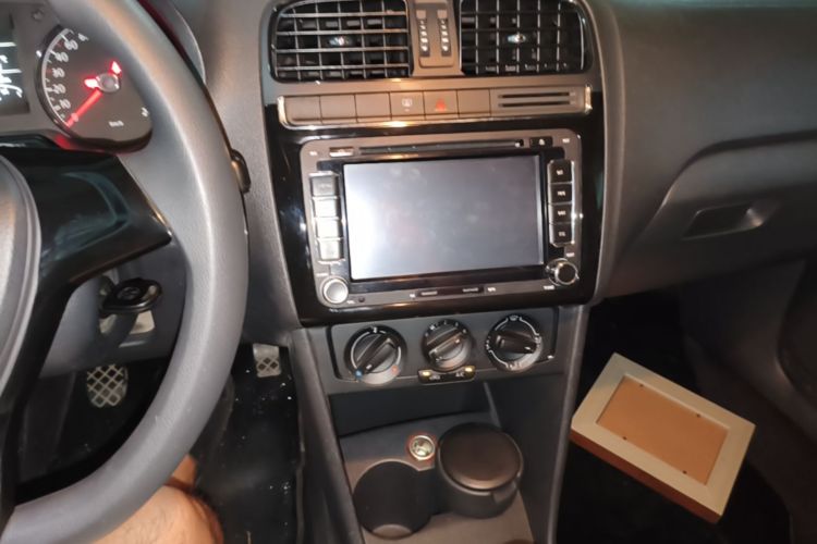 Volkswagen Polo 2015 car image #13
